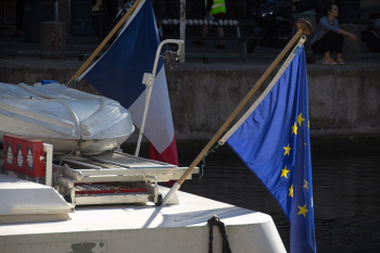 ユーロ旗とフランス国旗